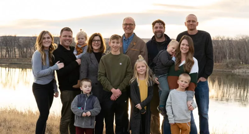 Senator Kevin Cramer (center) poses for a photo with his wife, children, and grandchildren