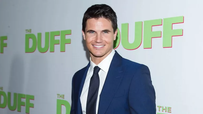 Robbie Amell Sister Jamie Amell and Brother Stephen Amell