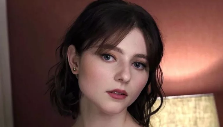Thomasin McKenzie Boyfriend: Is She Dating Simon Mead?