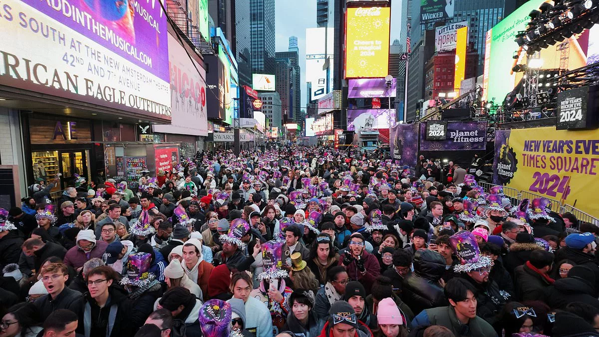 Thousands Gather In Nycs Times Square To Celebrate The New Year Newsfinale 
