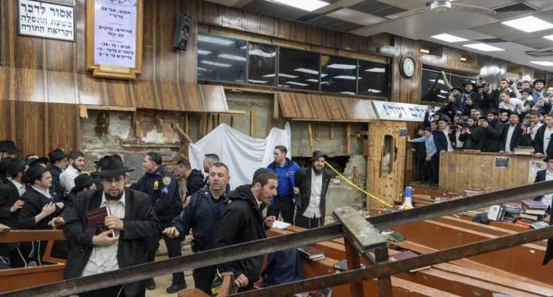 Wild clashes between NYPD, agitators outside synagogue tunnels caught on camera, go viral