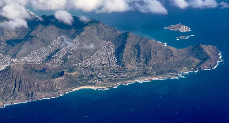 Hawaii chain of islands slowly migrating toward extinction