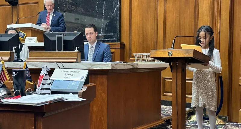 Indiana lawmakers advance literacy bill that may hold back thousands of 3rd graders