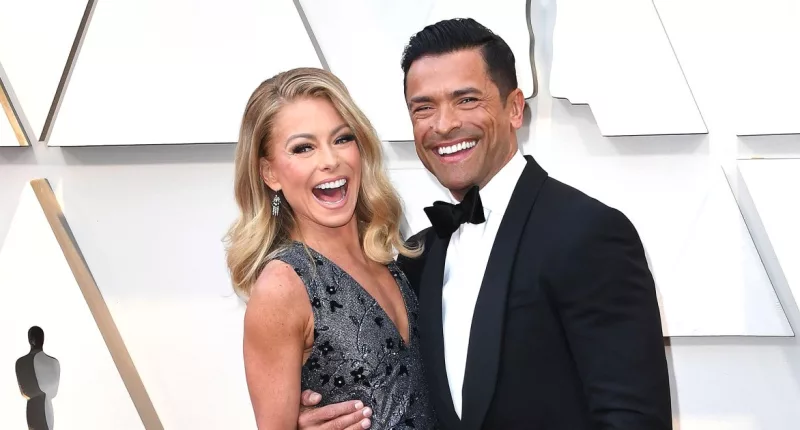 Kelly Ripa and Mark Consuelos Recreate Romantic Wedding Day Photo
