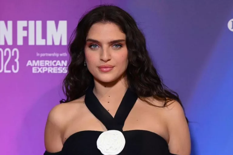 Mae Muller Sister & Brother: How Many Siblings She Have?