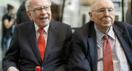 Warren Buffett tells investors to ignore Wall Street pundits while paying tribute to Charlie Munger