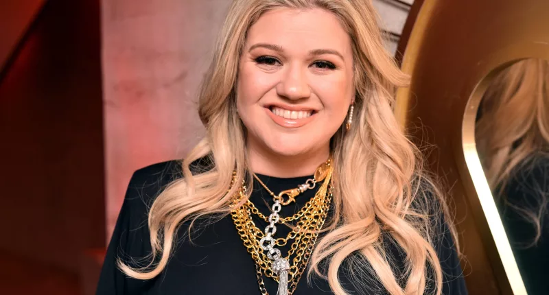 Kelly Clarkson attends the Warner Music Group Pre-Grammy Party in association with V Magazine on January 25, 2018 in New York City.