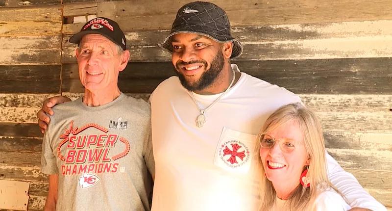 Chiefs players visit fans to raise money for KC Strong Fund