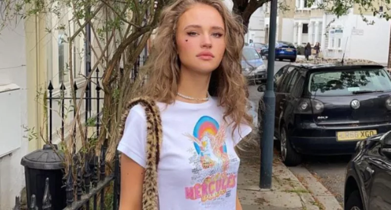 Does Julia Gisella Have A Twin