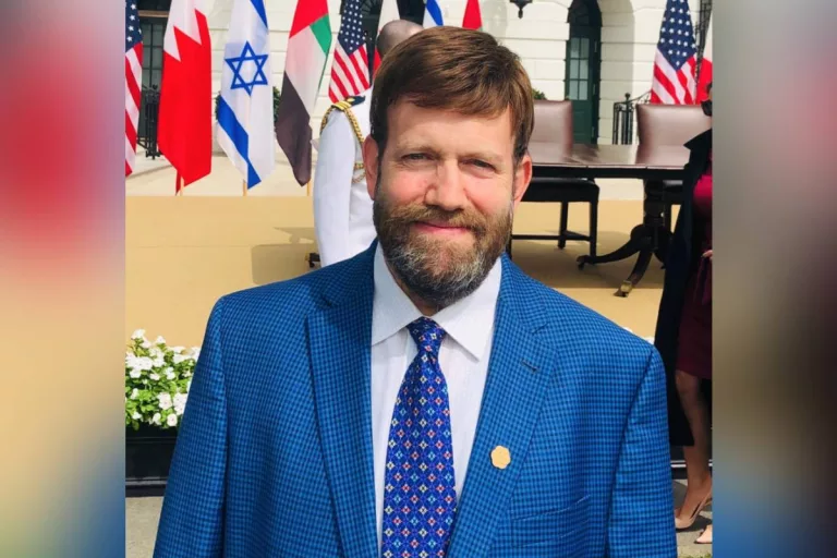 Is Frank Luntz Wearing a Wig? Exploring His Hair and Health