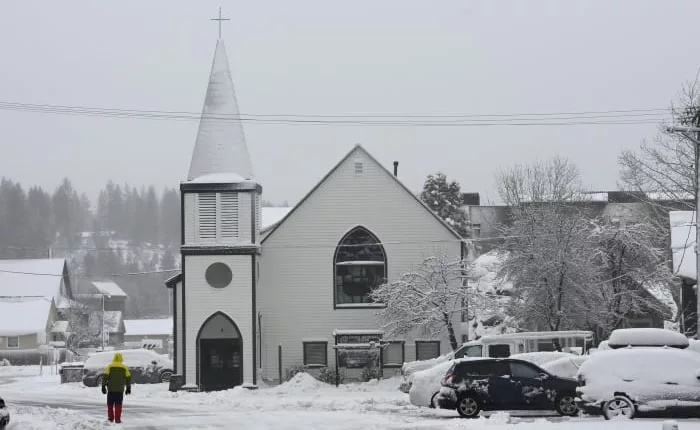 Stretch of I-80 shut down as monster blizzard dumps snow on mountains in California and Nevada