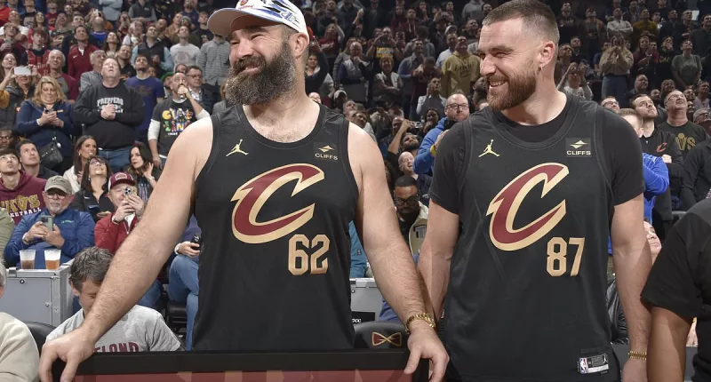 Travis and Jason Kelce get standing ovation before Cavs game