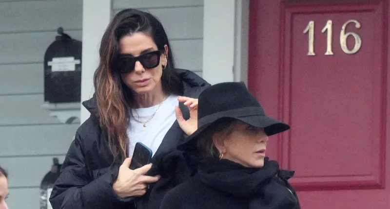 Jennifer Aniston, Sandra Bullock at plastic surgery office