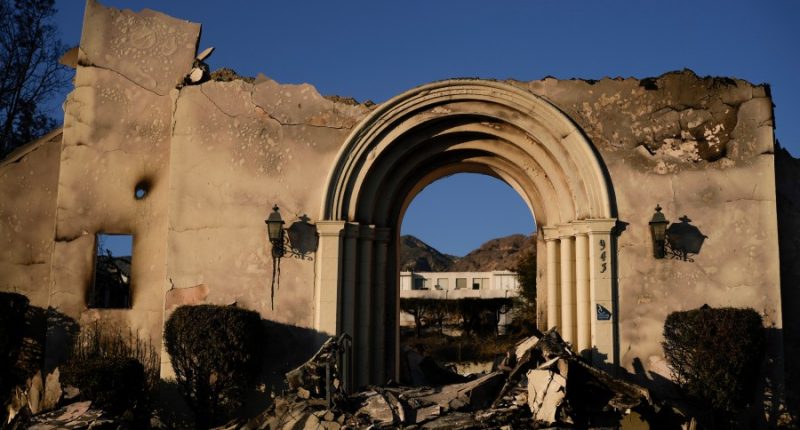 Strong winds forecast for LA threaten wildfire fight