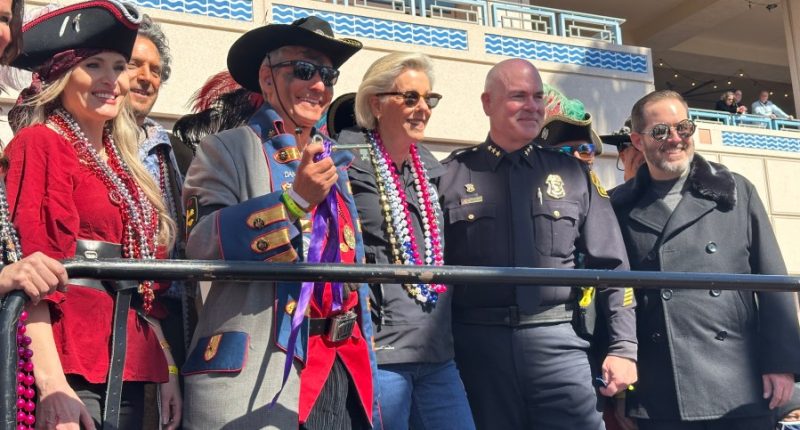 Gasparilla 2025: Tampa mayor hands over key to city to pirate invaders