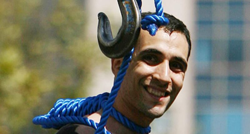 Incredible photo of Iranian smiling moments before his execution