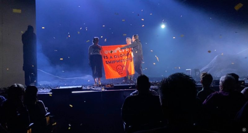 Just Stop Oil eco-idiots storm stage while film star Sigourney Weaver performs as theatre show descends into mayhem