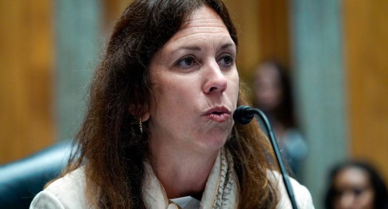 Trump says he'll replace National Archives leader