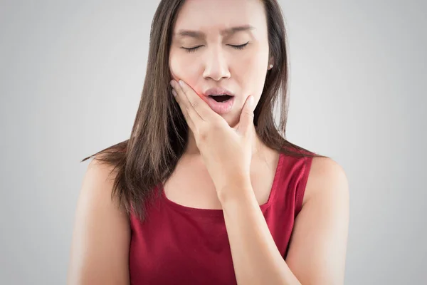 Why Does the Roof of Your Mouth Hurt? Causes and Remedies