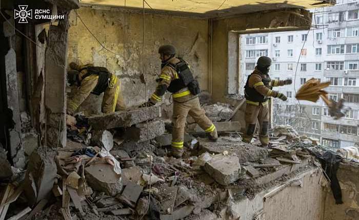 A Russian drone strikes an apartment building in Ukraine, killing at least 4