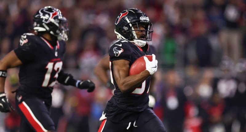 Houston Texans return blocked extra point for two points after miracle touchdown