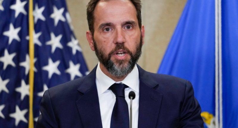 Judge who blocked release of Trump report was 'plainly' wrong, special counsel tells appeals court