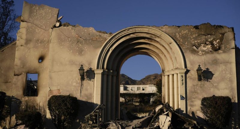 Strong winds forecast for LA threaten wildfire fight