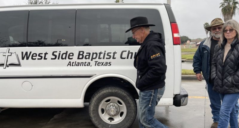 Texas missionaries bring food, hope to migrants in Mexican border towns