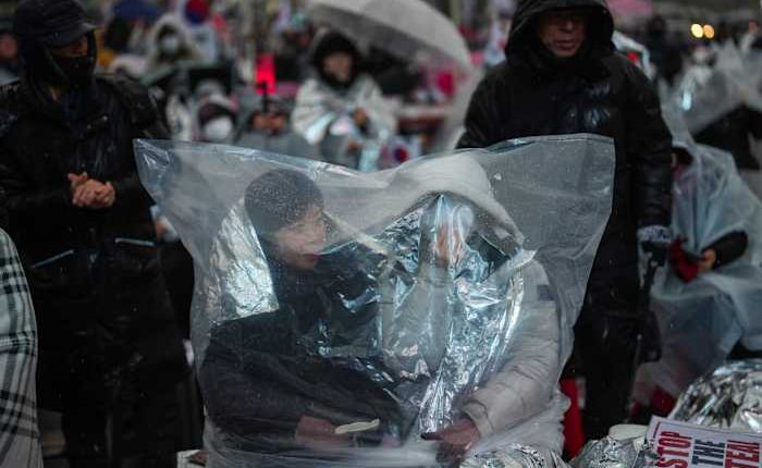 Top aide of impeached South Korean president pleads for investigators to halt detention efforts
