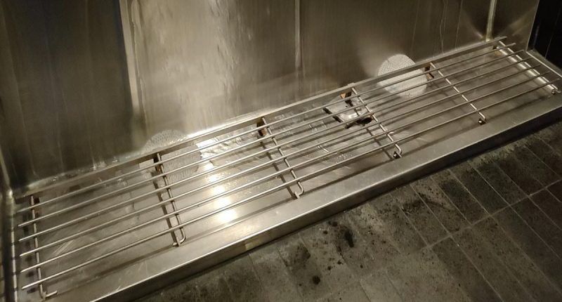 Travellers lose their mind over 'bizarre' men's bathroom feature in Australia: 'What IS that?'