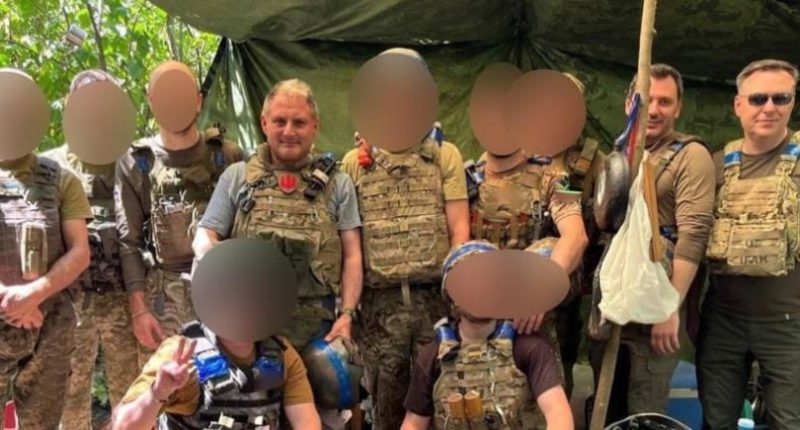 Group photo of soldiers in camouflage uniforms.