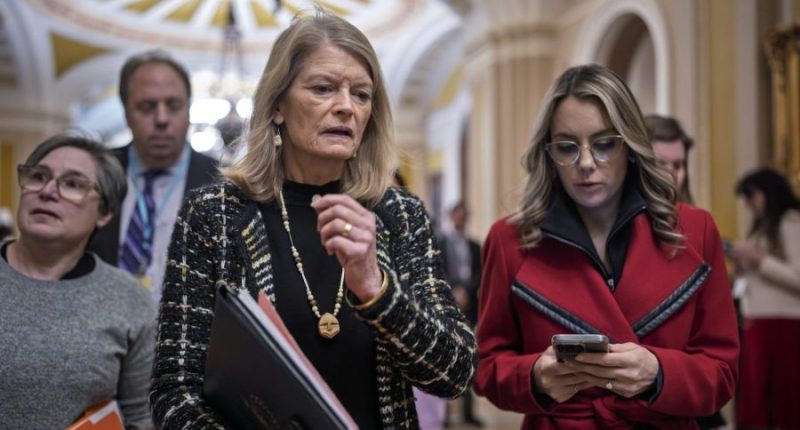 Murkowski joins Democrats supporting measure granting protections to Ukrainians in US