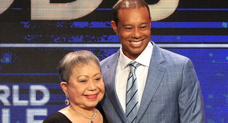 Tiger Woods announces the death of his mother