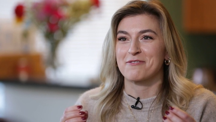 Woman speaking about her bank refusing to help after $7,300 was fraudulently drained from her savings.