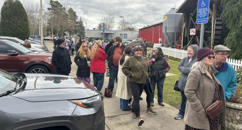 Crowd gathers to visit Bob's Red Mill Restaurant final time