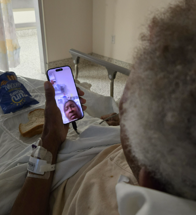 Elderly couple dropped off at Texas hotel, left with no money or clothes