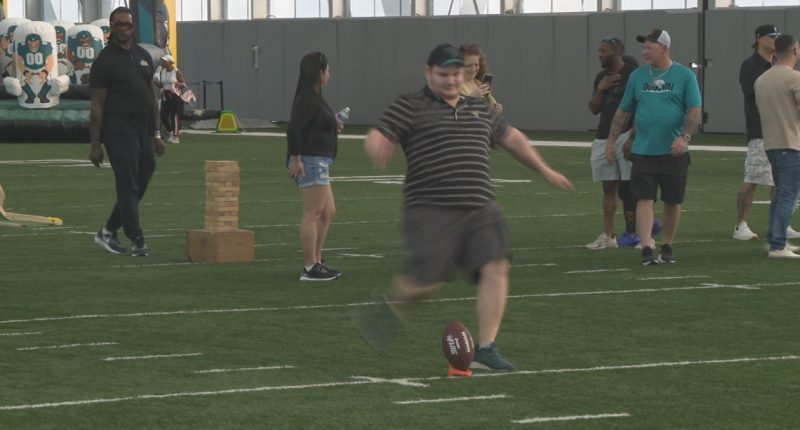Hundreds of fans, Jaguars star bring Super Bowl excitement to Jacksonville at fan fest