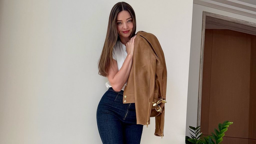 Miranda Kerr shows off her long legs in high rise skinny jeans