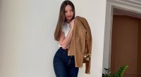 Miranda Kerr shows off her long legs in high rise skinny jeans