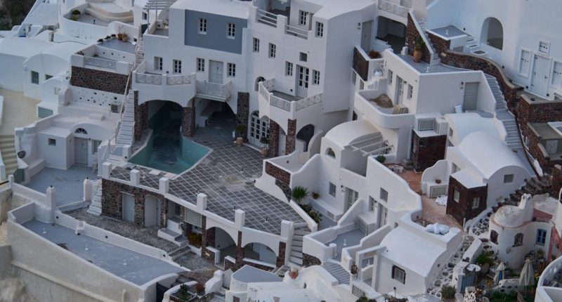 Thousands evacuate Santorini as earthquakes keep rattling Greece island