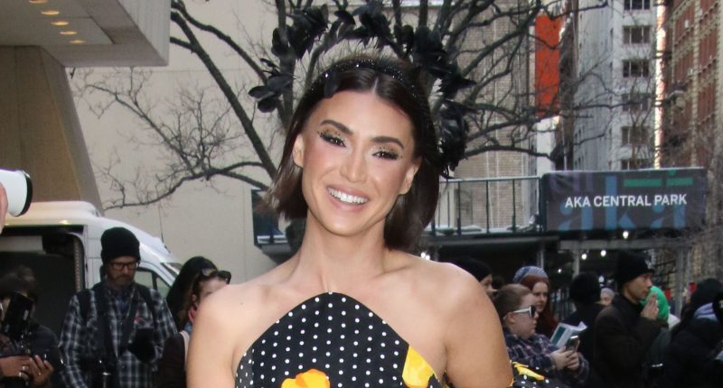 Bronwyn Newport Dethrones Lisa Barlow After Being Invited To Elton John's Oscar Party