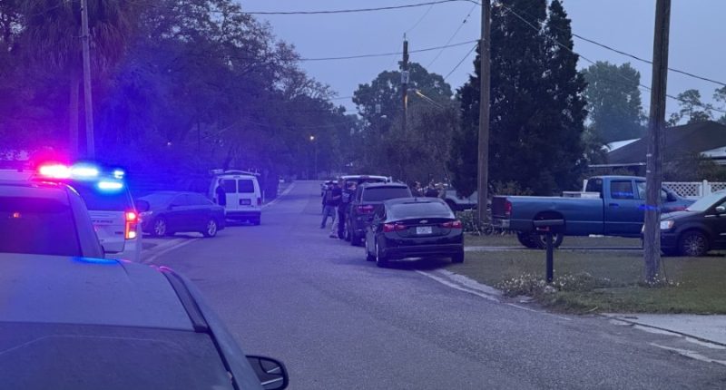 Early morning federal raid wakes up Valrico neighborhood