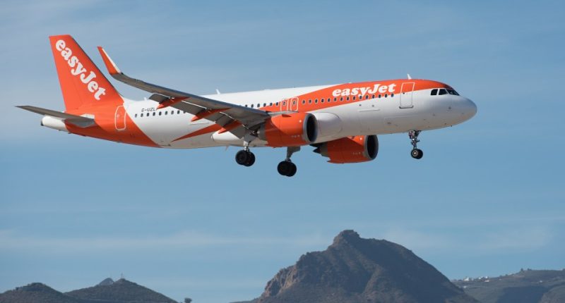EasyJet Airbus A320-251N landing.