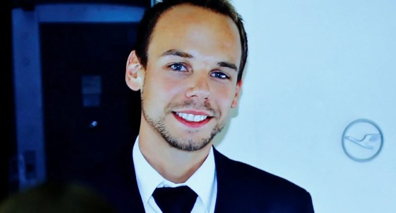 Screen showing a photo of Andreas Lubitz.
