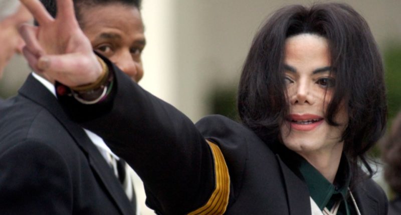 Photo of Michael Jackson waving at his child molestation trial.