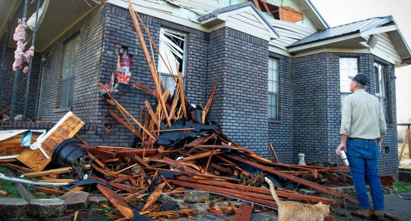 42 dead in severe storms and tornadoes that swept across U.S.
