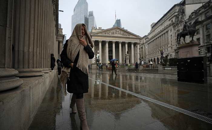 Bank of England set to keep main UK rate unchanged at 4.50% despite gloomy economic news