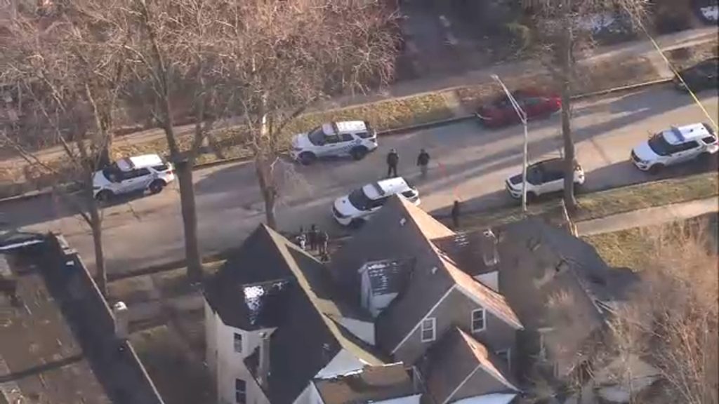 Chicago shooting: 2 boys shot, 1 fatally, on East 71st Place in Grand Crossing, police say