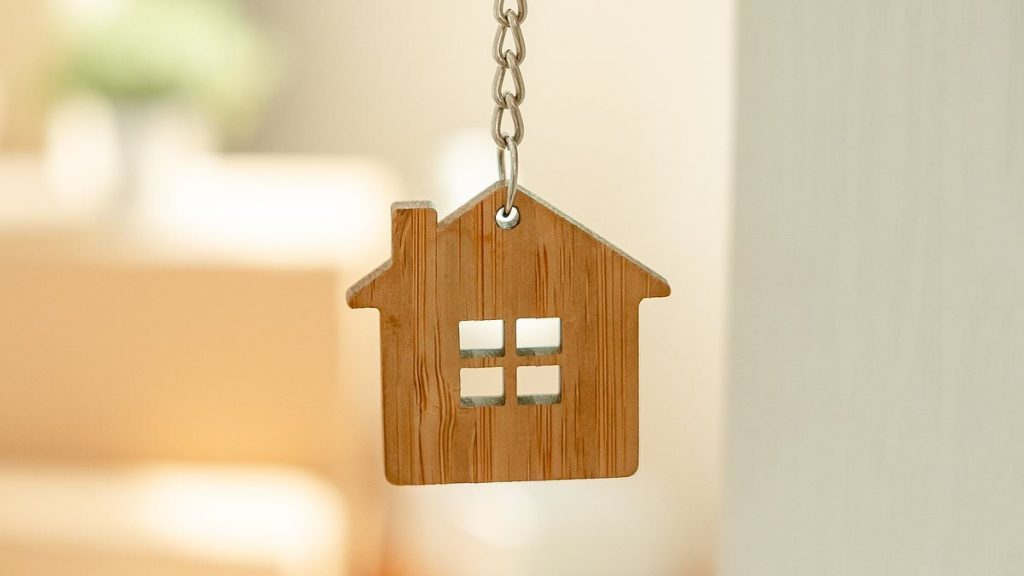 Couple blasted as 'entitled' for advertising single room in London house share for £1,600 and the tenant isn't even allowed to work from home