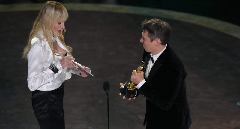 Daryl Hannah voices support for Ukraine on Oscars stage